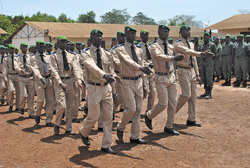 Defile-hommes-guinee.jpg