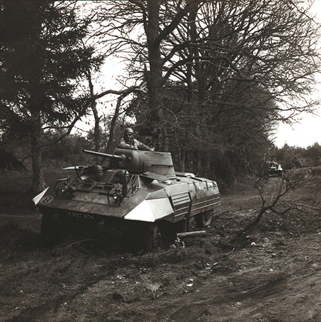 Automitrailleuse AMM 8 utilisée en gendarmerie (vers 1960)