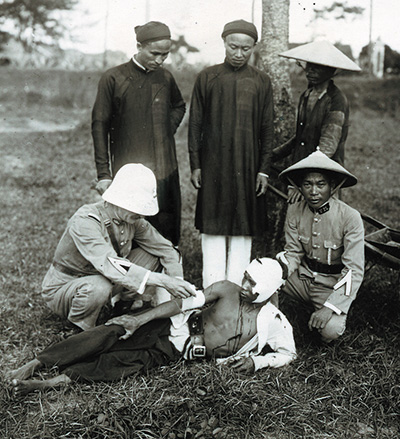 Gendarmes soignant un blessé en Indochine (1937)