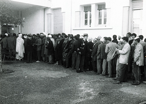 File d’attente des hommes devant le consulat de France à Alger (vers 1960)