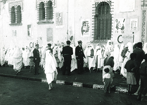 File d’attente des femmes devant le consulat de France à Alger (vers 1960)