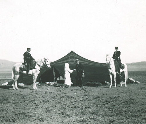 Visite d’un camp de nomades à Blida (vers 1930)