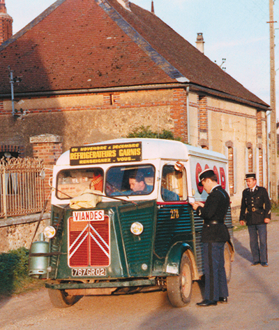 Contrôle d'un commerçant ambulant (1968)