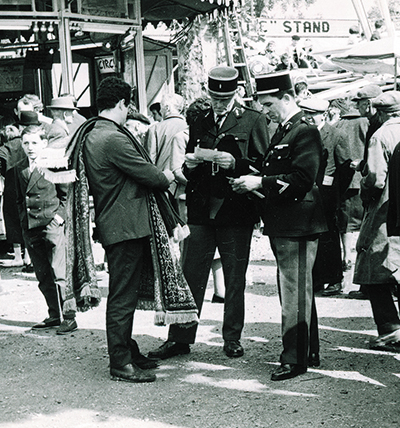 Contrôle d'un marchand ambulant (1966)