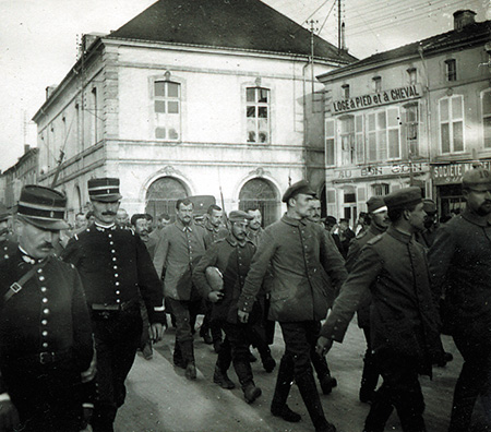 Escorte de prisonniers allemands (1915)