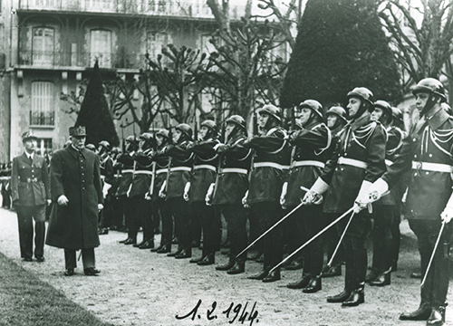 Revue de la garde par le maréchal Pétain (1944)