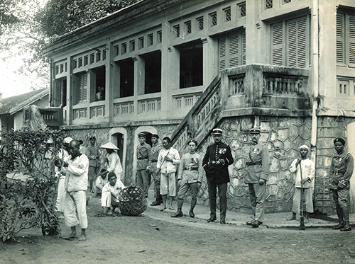 Corvée de prisonniers à la caserne d’Hanoï (vers 1937)
