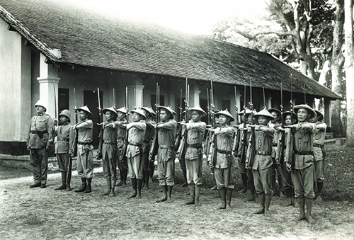 Auxiliaires de gendarmerie en Indochine à l’exercice (vers 1937)
