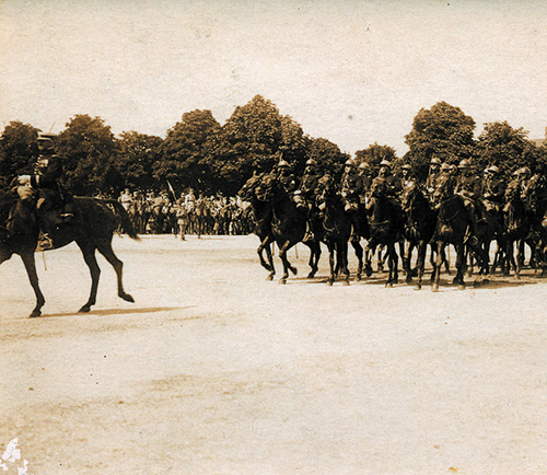 Peloton de gardes républicains mobiles à cheval lors d'une revue (1928)