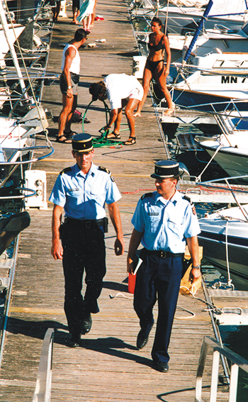 Patrouille dans un port