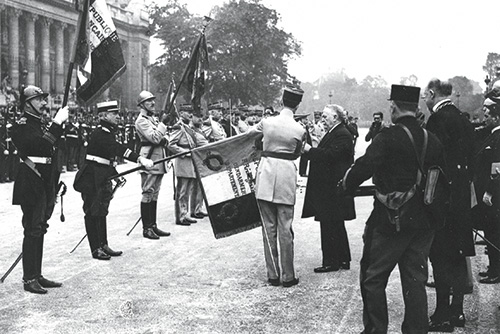 >Remise de la Légion d’honneur au drapeau de la gendarmerie départementale et remise du drapeau de la Garde républicaine mobile (1930)