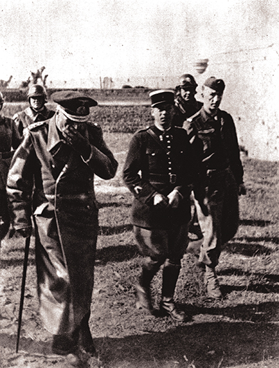 Le général SS Fahrenbacher devant une fosse commune (1945)